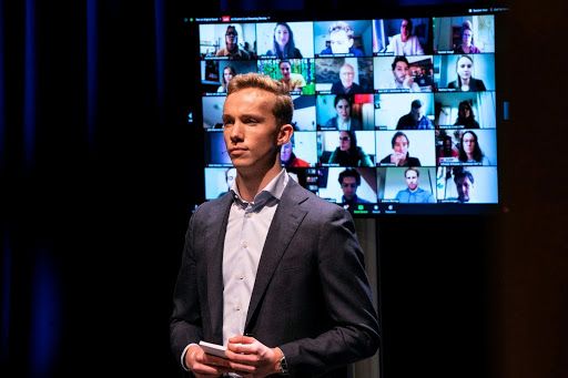 Jonge denkers helpen middengroep uit crisis